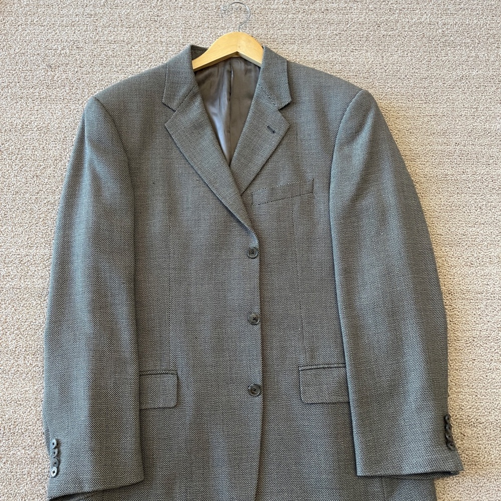Spring/Summer weight Joseph Abboud blazer, fully lined, excellent condition. 42L